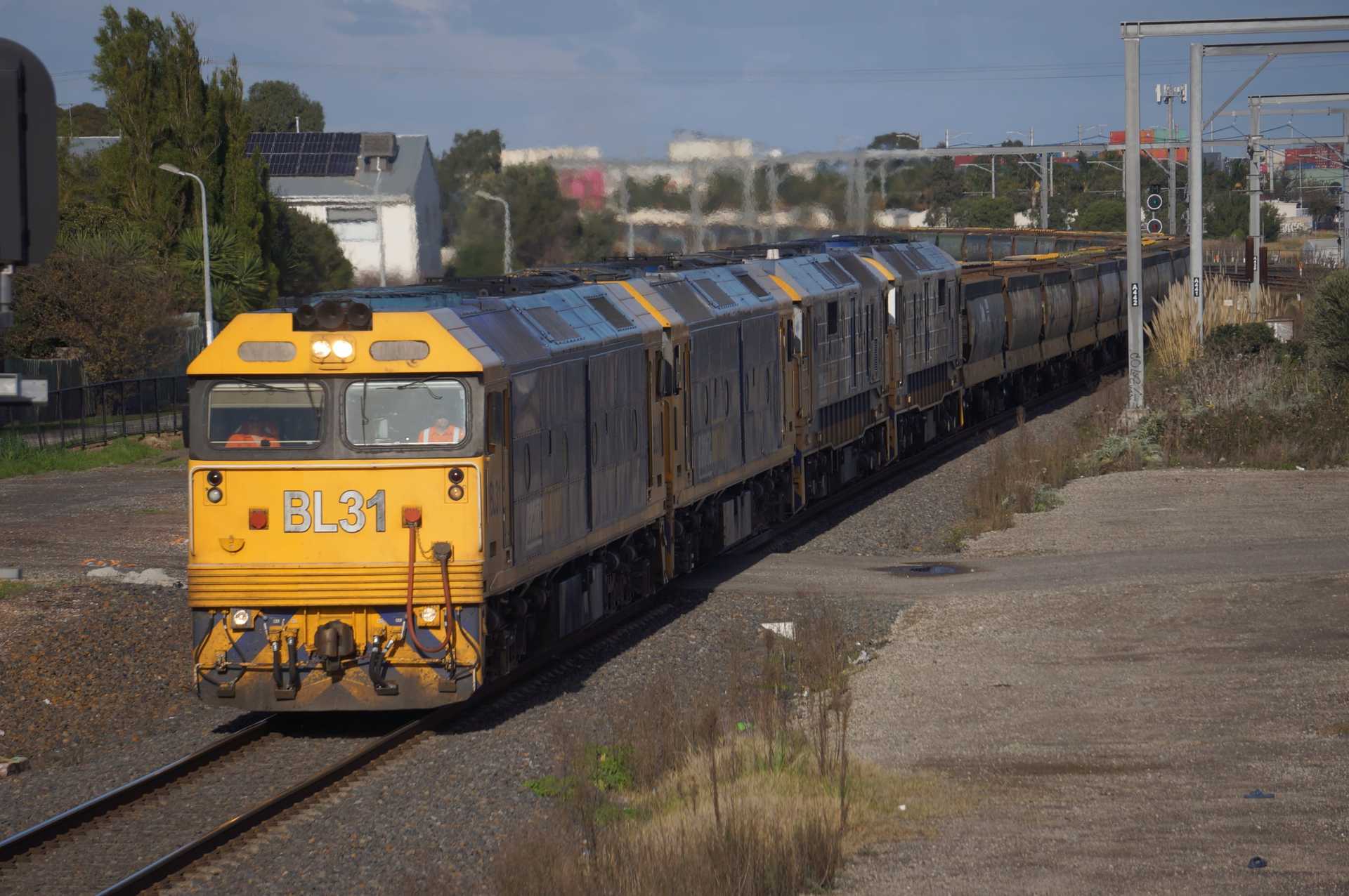7672V passes Sunshine Railway Station