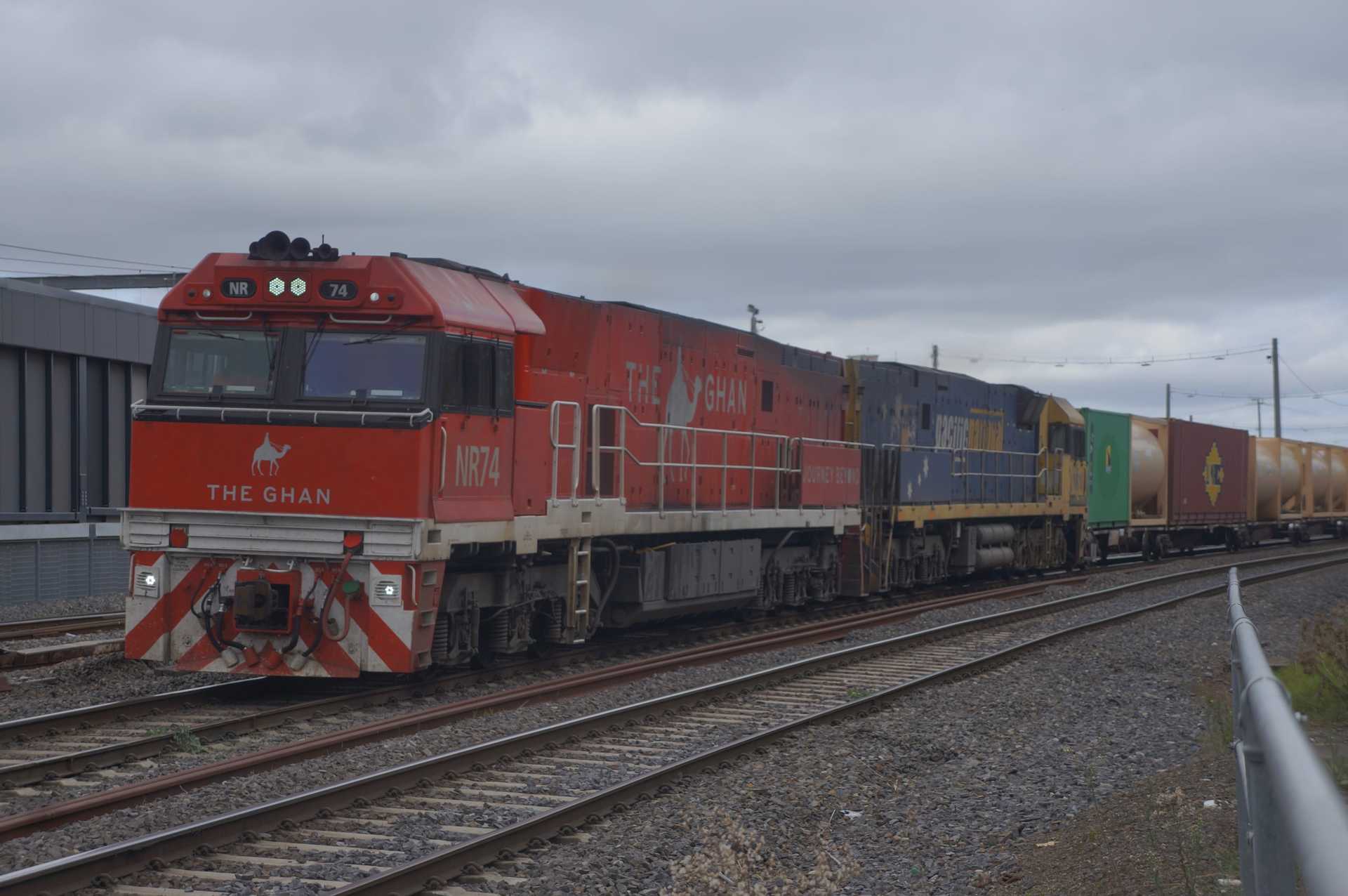 3AM5 passes West Footscray Junction, bound for Appleton Docks.