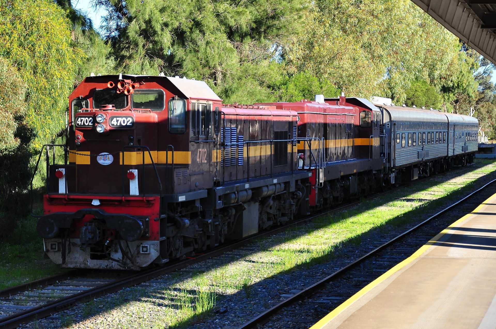 2SA8 with 4702 and 4906 transferring 2 SRJ cars