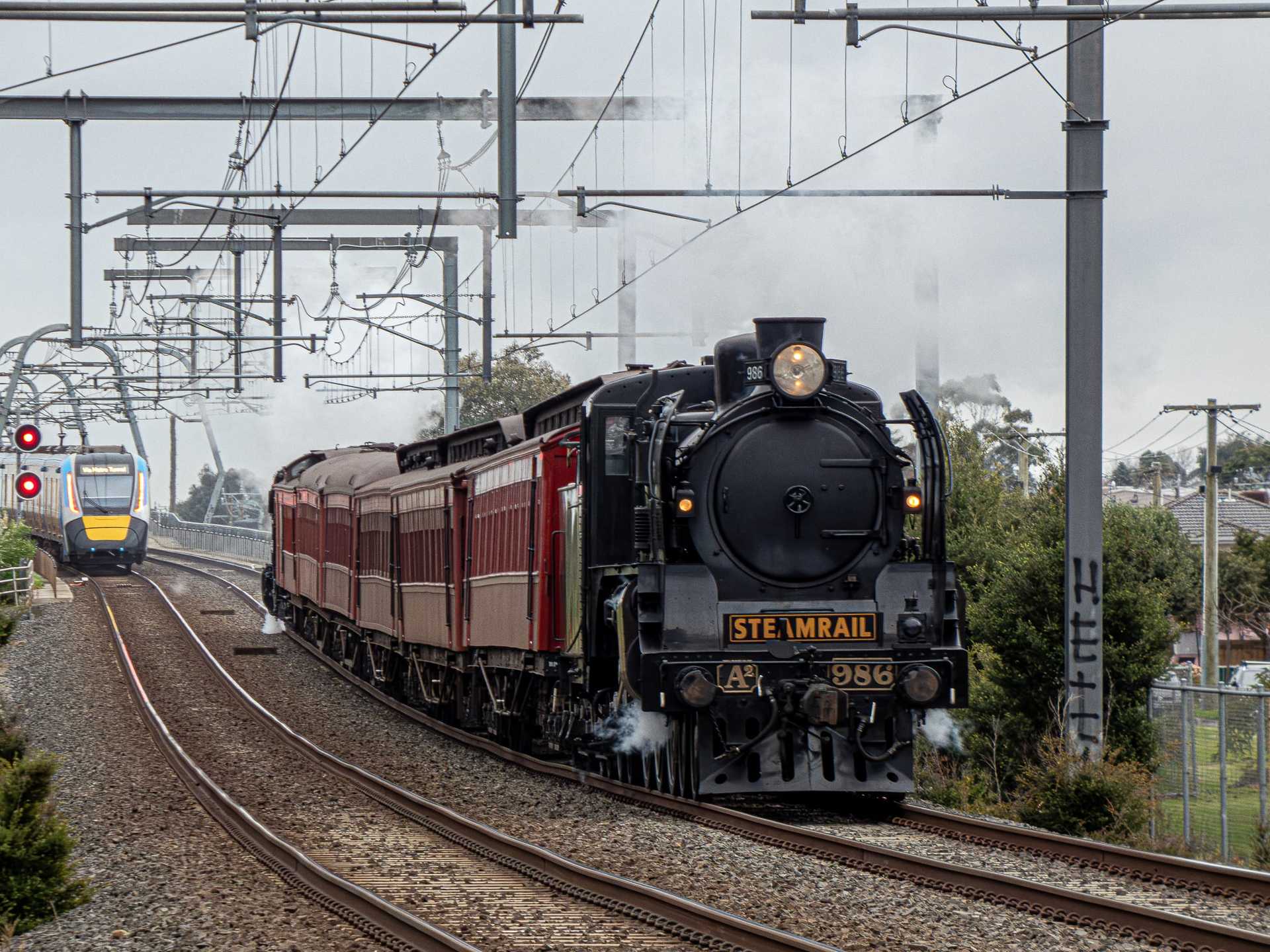 A² 986 and K160 pass Westall towards Cranbourne