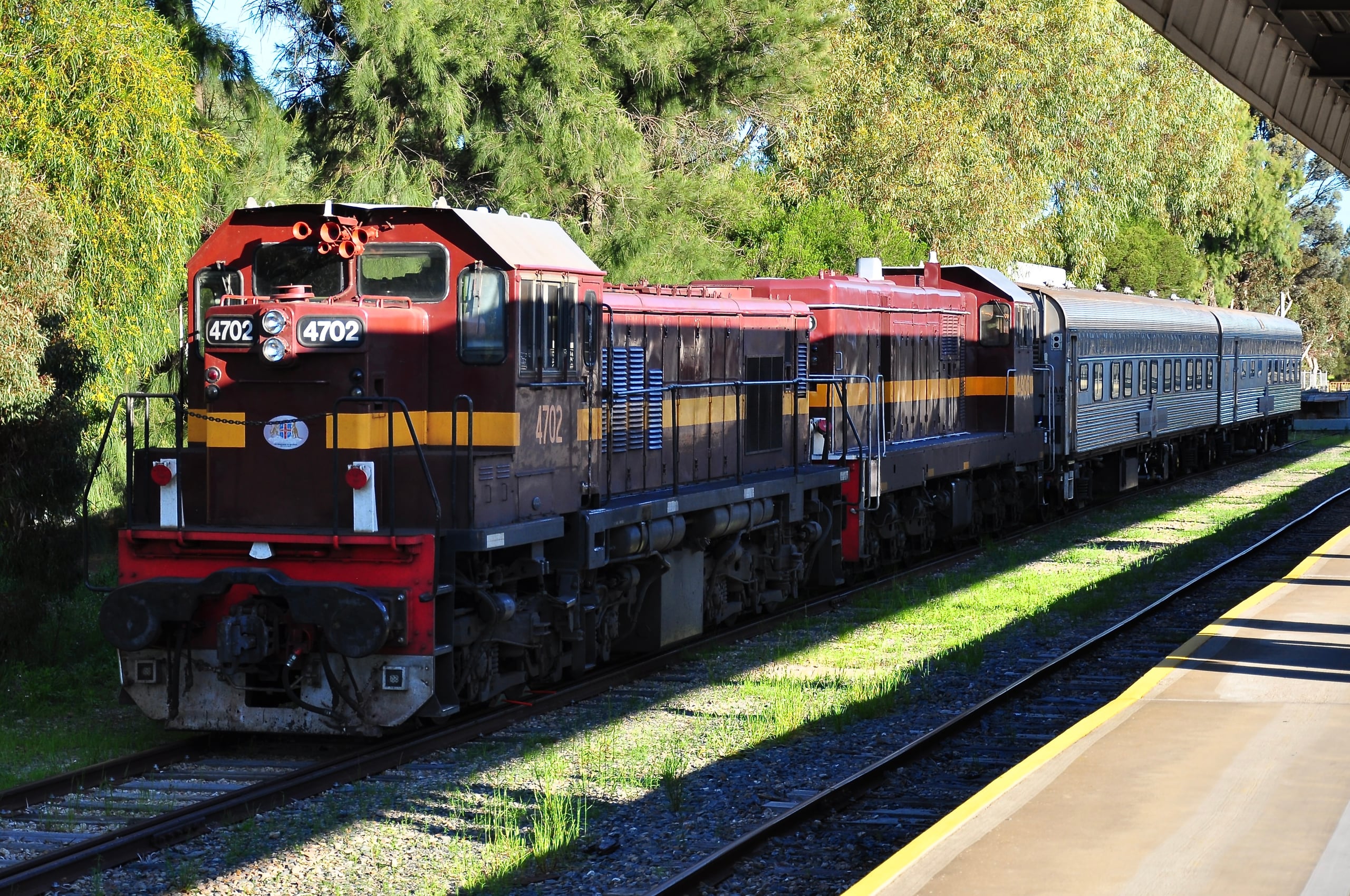 2SA8 with 4702 and 4906 transferring 2 SRJ cars
